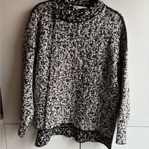 Zara Black and White Textured Cape